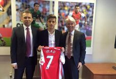 Arsenal Amankan Jasa...