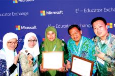 Dua Guru Indonesia Sabet...