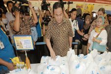 Pasar Murah Digelar...