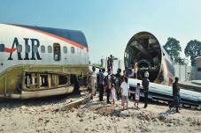 Boeing 737-300 Dioperasikan...