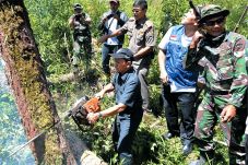 Gubernur Buka Hutan...