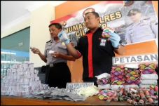 Polisi Gerebek Rumah...
