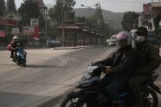 Digempur Debu Vulkanik...