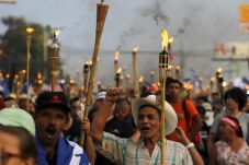 Ribuan Orang Bawa Obor...