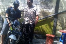 Lulus SMA Anak Bu RT...