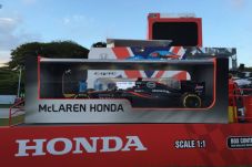 Mobil Balap F1 McLaren...