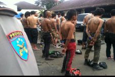 Ditangkap Polisi, 240...