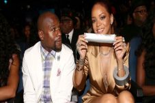 Dibekap Rihanna, Mayweather...