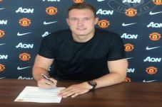 Phil Jones Bertahan...