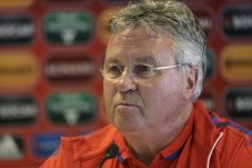 Guus Hiddink Tinggalkan...