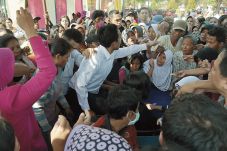 Ratusan Warga Berebut...