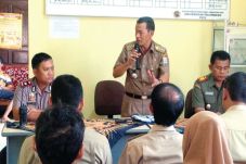 Buang Sampah di Sungai...