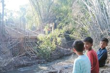 Proyek Jembatan Ambrol,...