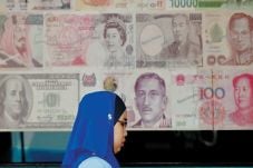 Fitch Naikkan Outlook...