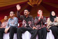 Mantan Bupati Cirebon...