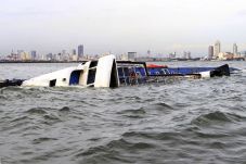 Kapal Feri Terbalik...