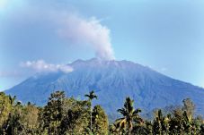 Abu Raung Ganggu Pesawat...