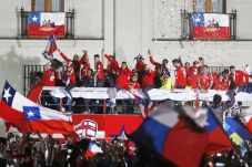 Ribuan Masyarakat Chile...