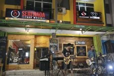 Asyiknya Nge-Jam Sambil...