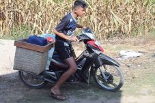 Tempuh 2 Kilometer demi...