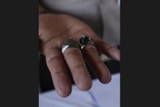 Pakai Cincin Baja Khusus,...
