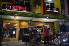 Bermain Musik Sambil...