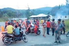 Warga Blokade Proyek...