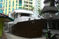 Masjid Perahu Casablanca,...