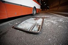 Bus Dilempar Orang Tak...