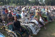 5.000 Tukang Becak Antre...