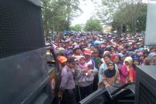 Ribuan Dhuafa Rebutan...