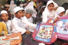 200 Anak Panti Asuhan...