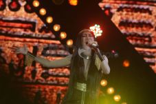 Angela Ganti Harpa dengan...