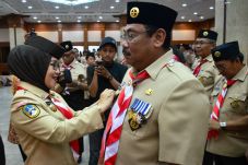 Disentil Ahok, Sambil...