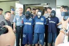 Tiga Pembunuh Marinir...