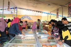 Transaksi Bazar Ikan...