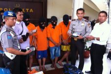 45 Kali Beraksi, Spesialis...