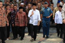 Jokowi Takbiran dan...