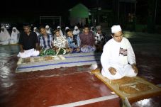 Menyuruh Orang Lagi...