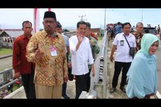 Jokowi Bagi-Bagi Sembako...