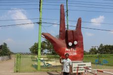Ponpes Metal, Dipimpin...