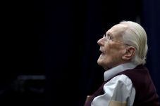 Oskar Groening, Sang...
