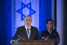 Israel Ngotot Batalkan...