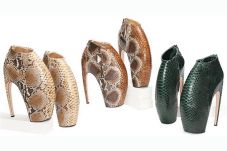 Sepatu McQueen Dilelang