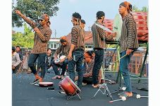 Kembangkan Budaya Tradisional...