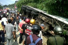 Truk Tabrak Empat Motor...