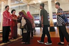 Ribuan Warga Antre Jabat...