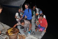 Kapal Berpenumpang Bule...