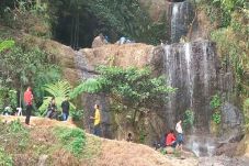 Curug Gorobog Diserbu...