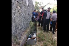 Mayat Laki-laki Pakai...